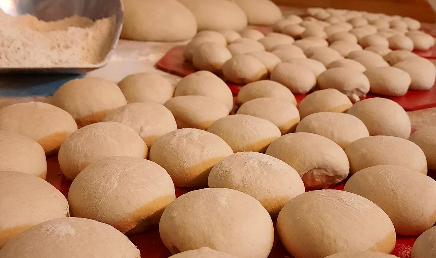 Frische Teiglinge in der Backstube
